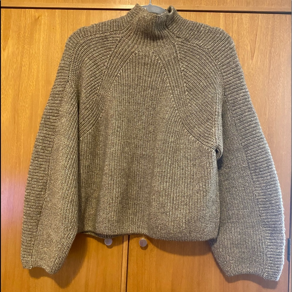 H&M Long sleeve mock neck sweater super on trend